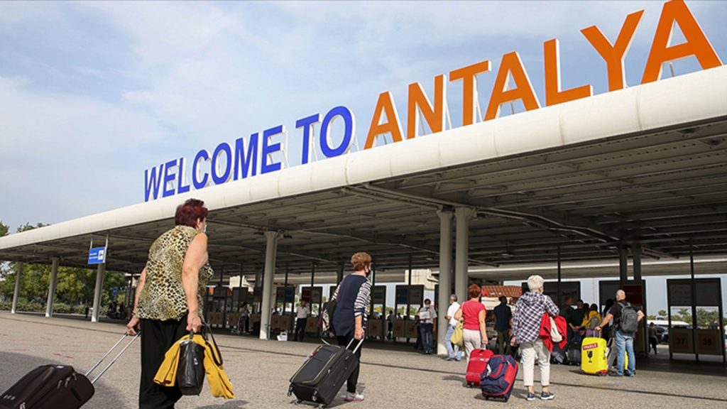 Antalya, nüfusunun 7 katından fazla turist ağırladı