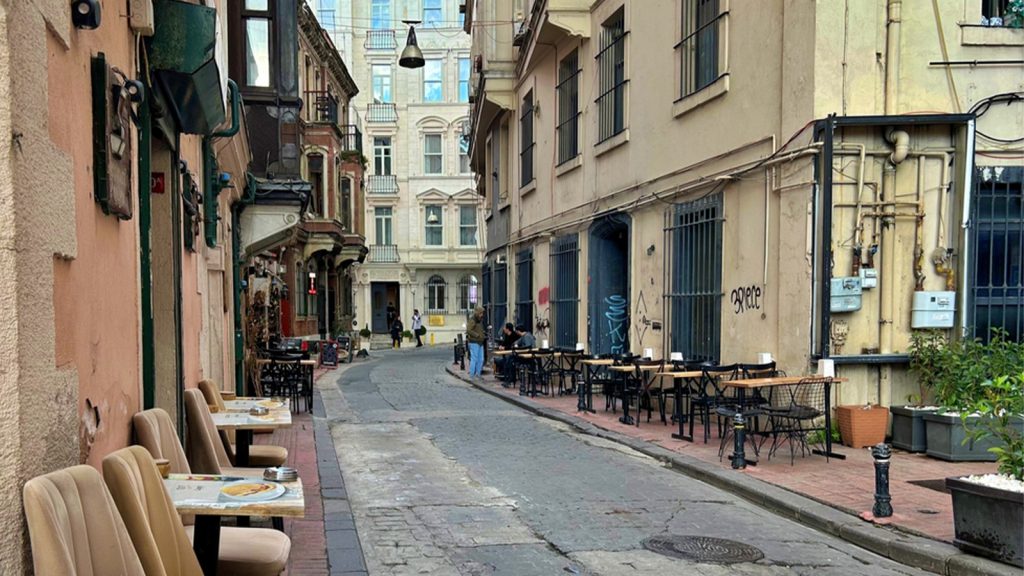 Esnaf zorda, Lüks markalar da bakkal da kaçıyor