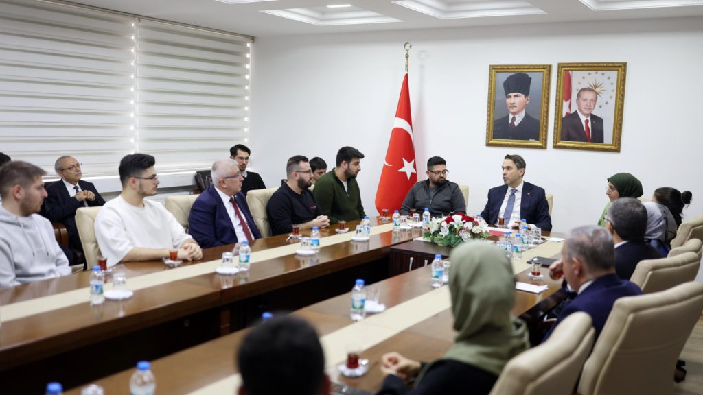 Bakan Bayraktar, Sinop’ta geleceğin nükleer mühendisleriyle buluştu