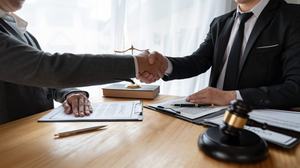 Hakaret suçu sektör oldu, milyonlar kazanan var