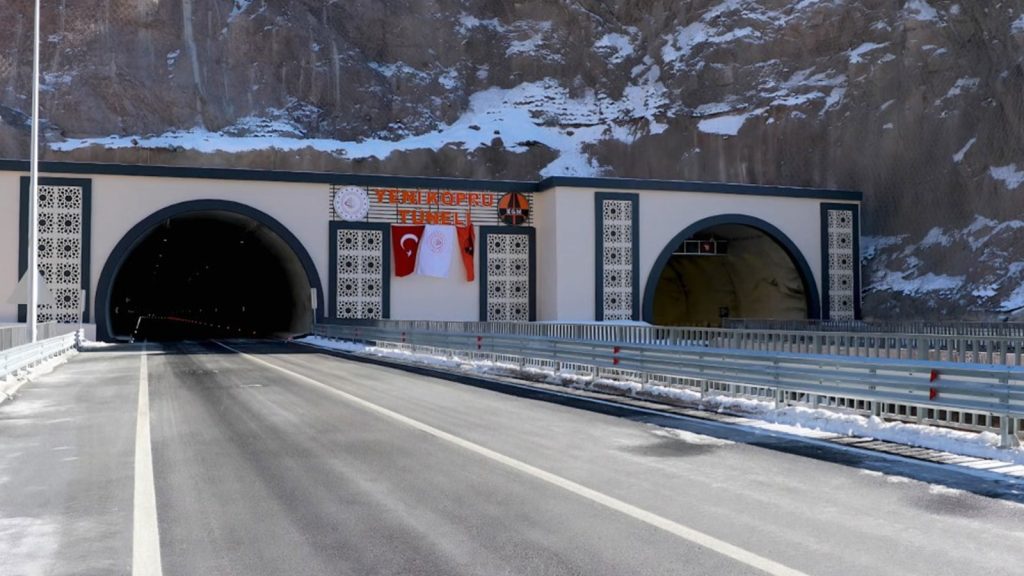 Hakkari-Yüksekova yolundaki Yeniköprü Tüneli trafiğe açıldı