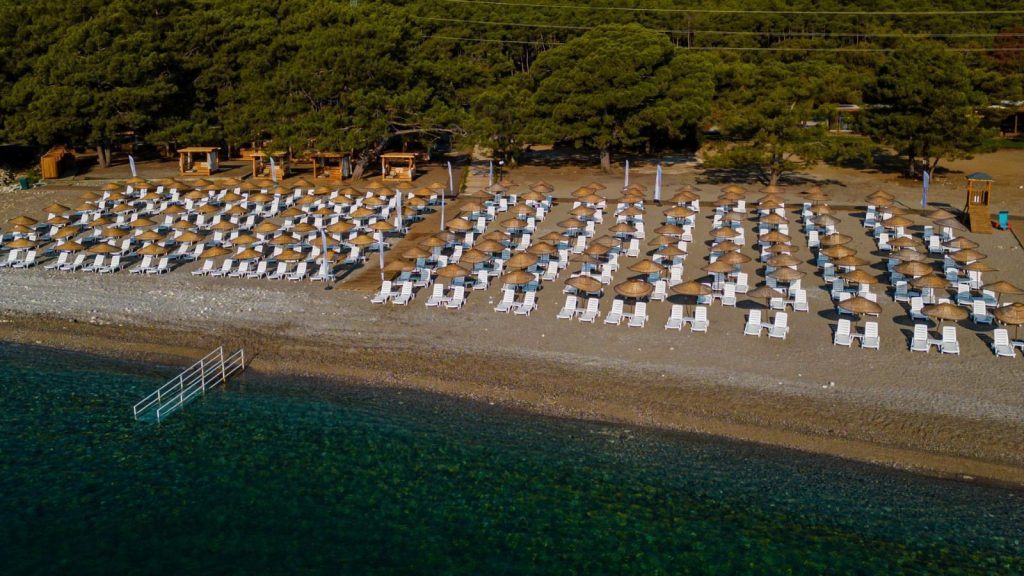 Bodrum Yalıkavak’ta lüksün ortasında halk plajı