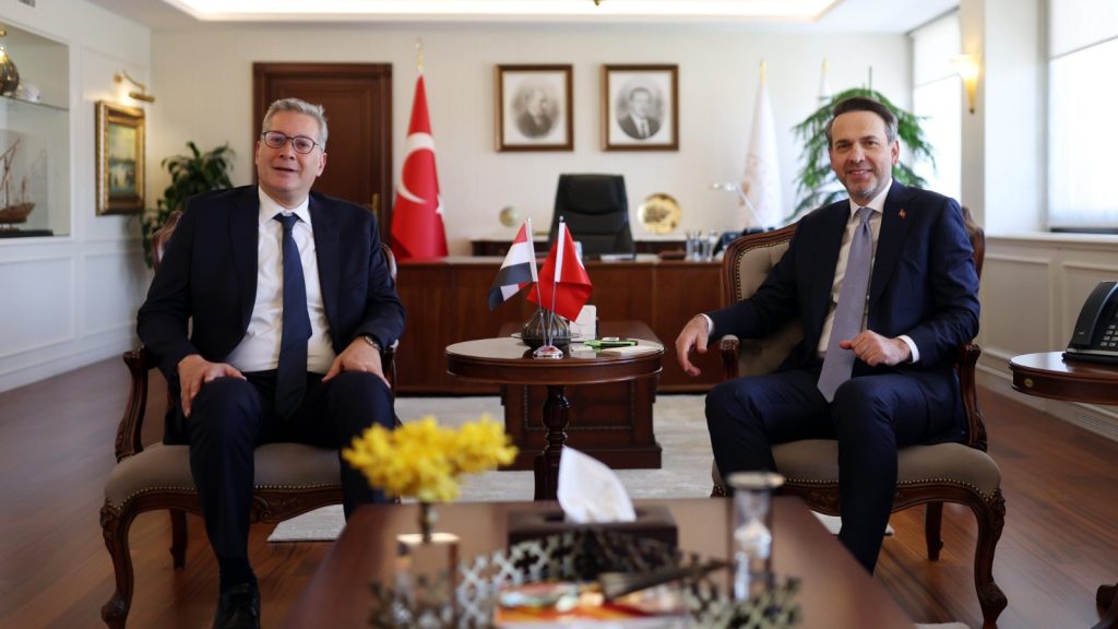 Enerji Bakanı Bayraktar, BOTAŞ’a ait FSRU’nun ilk kez yurt dışında görev yapacağını bildirdi