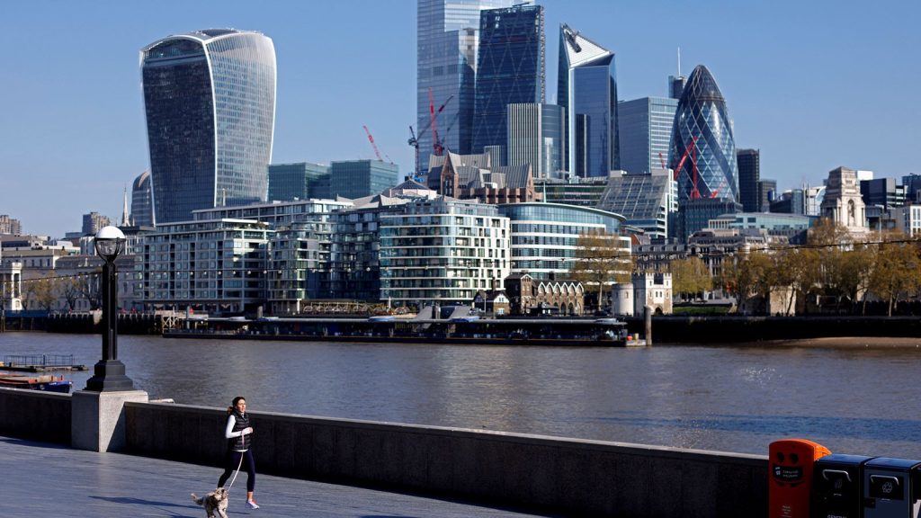 İngiltere ekonomisi beklentilerin üstünde büyüdü