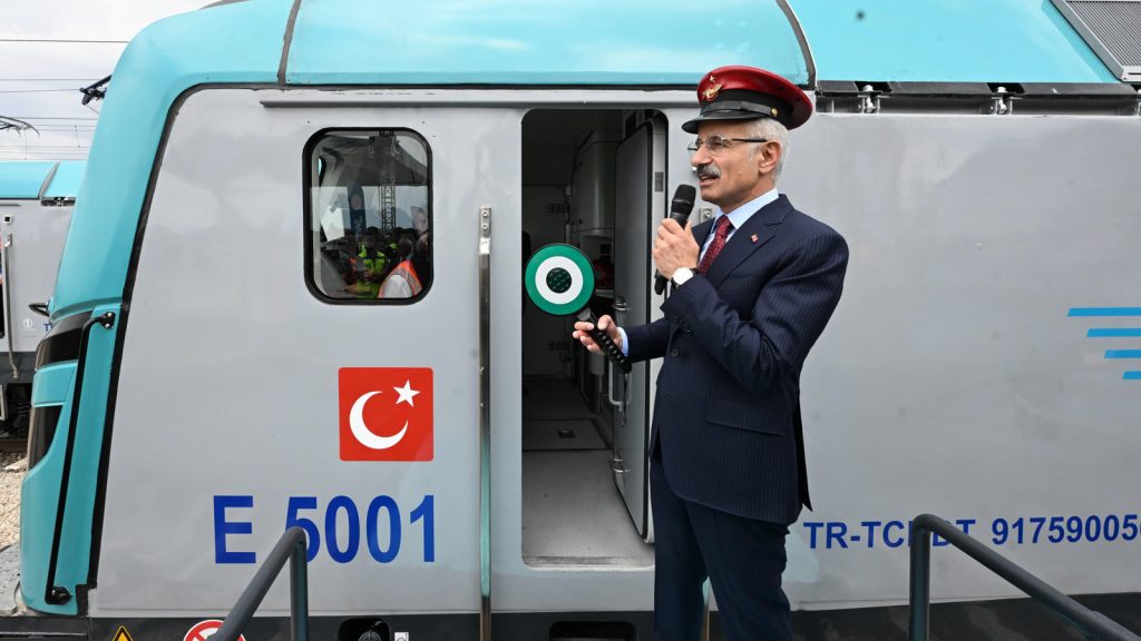 Bakan Uraloğlu: Yerli ve milli lokomotif E5003, ilk seferini gerçekleştirdi