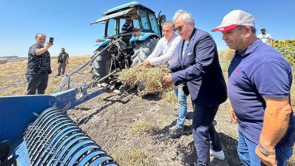 Bandırma Belediyesi’nden çiftçiye destek