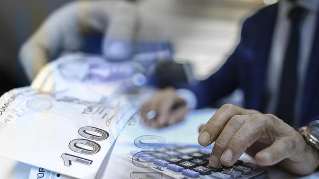 Emekli ve memurlar için yeni dönem! Ek gösterge, zam, giyim yardımı, bayram ikramiyesi…