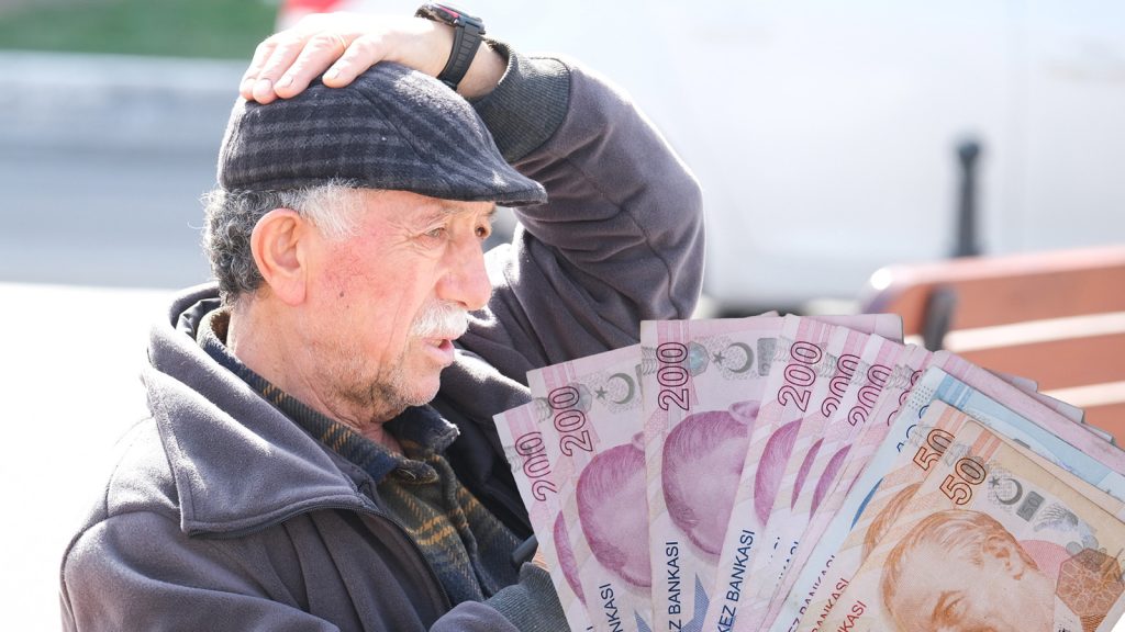 Emeklilere SGK’dan tebligat şoku! O maaşlar faiziyle geri isteniyor