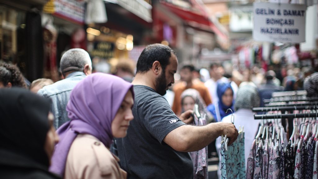 Bizi bu güzel havalar mahvetti, kışlıklar elde kaldı, esnaf umutsuz!