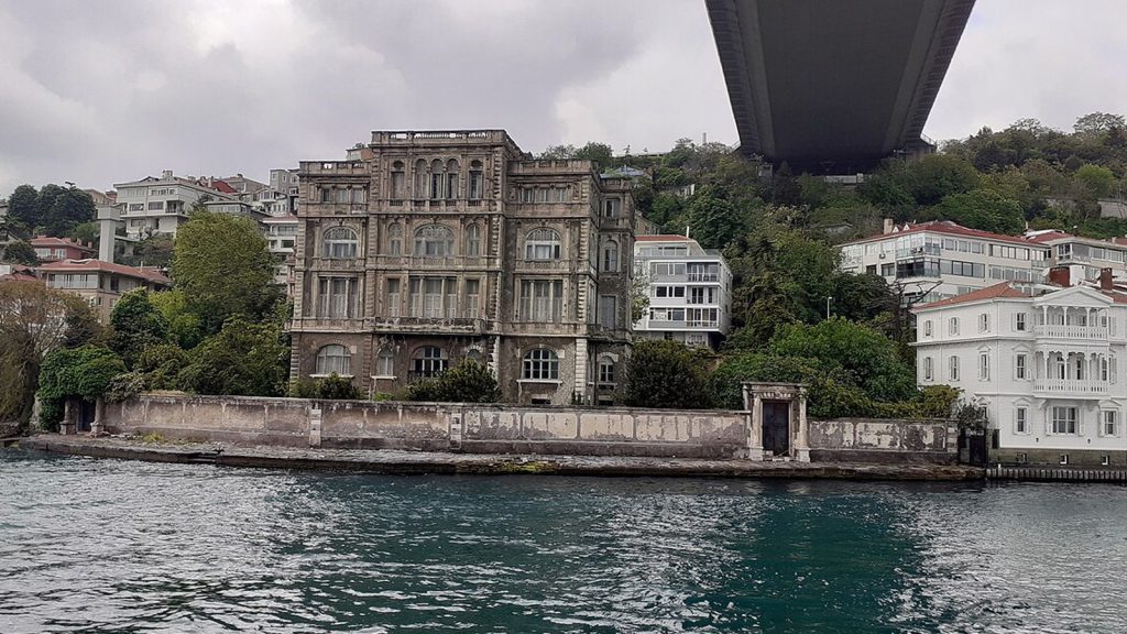 Türkiye’nin en pahalı yalısı satışa çıktı: 23 tane odası var