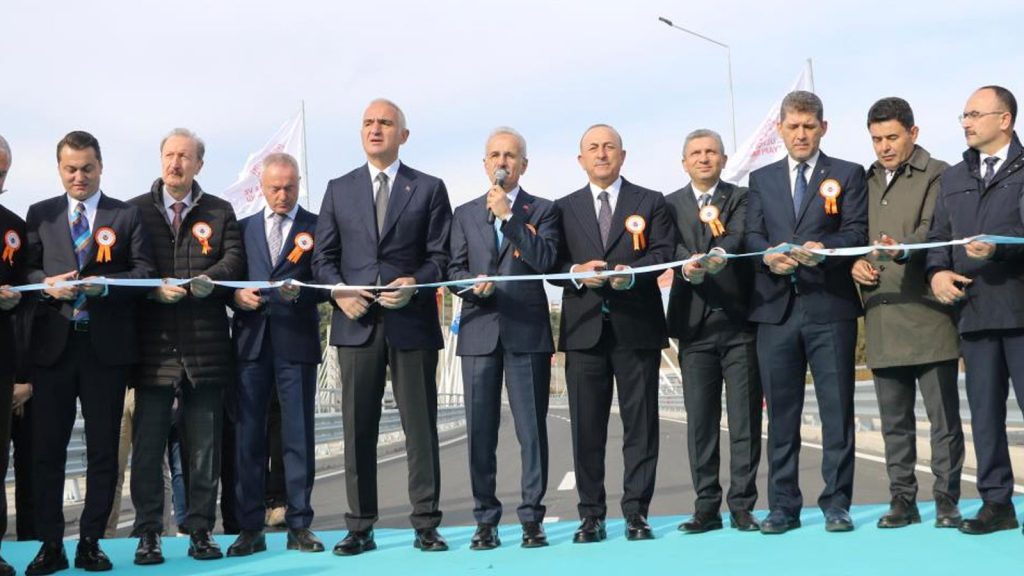 Alanya Doğu Çevre Yolu’nun Hasbahçe-Mahmutlar arası 12 kilometrelik kesimi ile Demirtaş Kavşağı hizmete açıldı