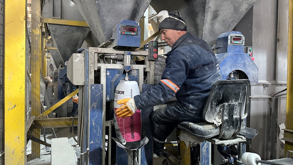 Köy köy dolaşıp anonsla işçi arıyorlar; kimseyi bulamayınca Hindistan ve Venzuela’dan işçi getirdiler