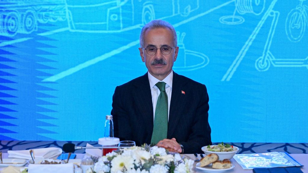 Bakan Uraloğlu: 800 gemi hala Hürmüz Boğazı’nda