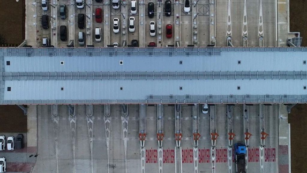 Bayramda otoyol ve köprülerden 12,3 milyon araç geçti