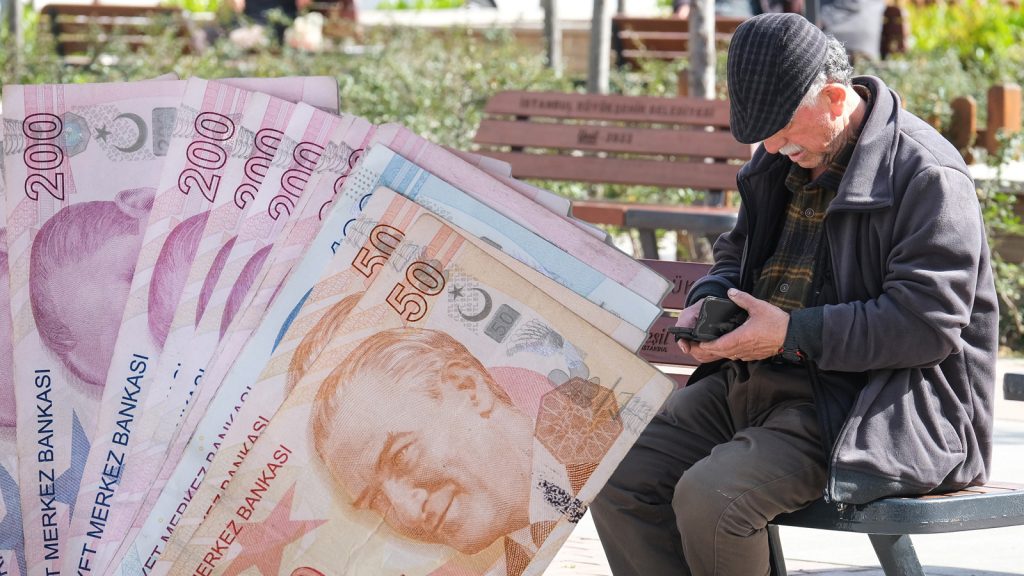 Çalışan emekliler dikkat: SGK’daki o detay maaşın kesilmesine yol açabilir