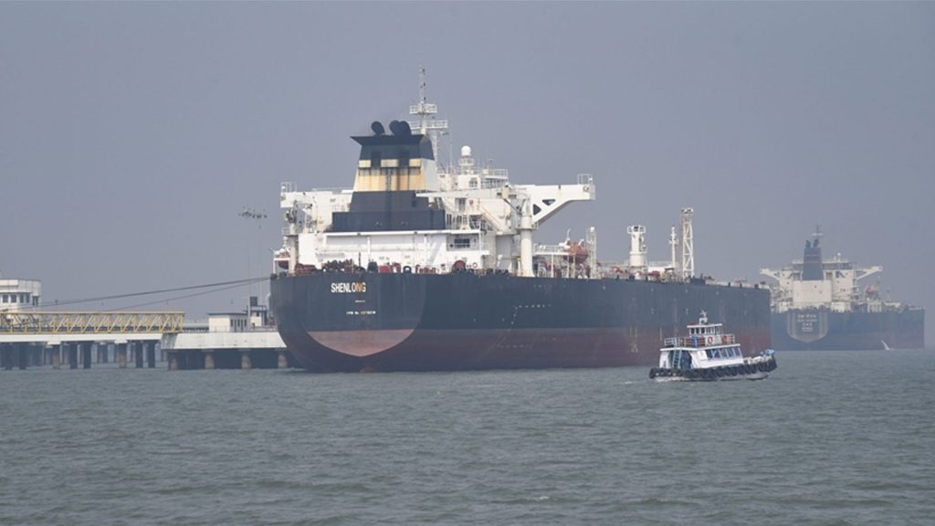 Hürmüz Boğazı ve çevresinde 1900 gemi bekliyor