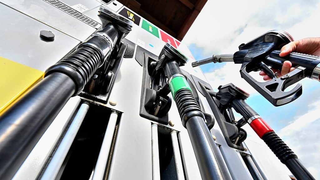 Motorine zam geldi, gece yarısı tabela değişti!