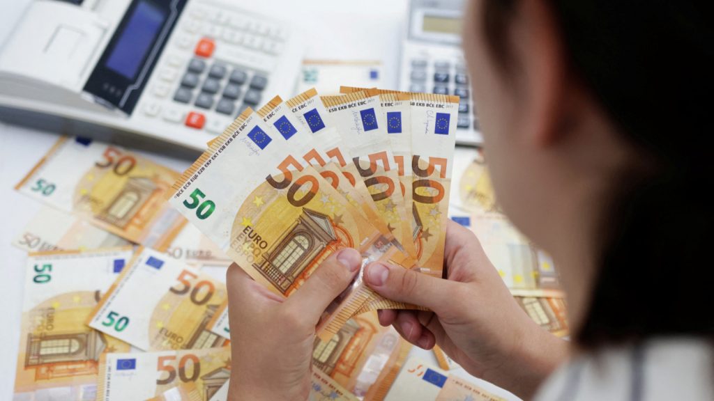 İtalya’nın en büyük bankası Intesa rakibi için 30 milyar euro teklif verdi